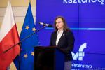 Minister Anna Chałupa przemawia z mównicy